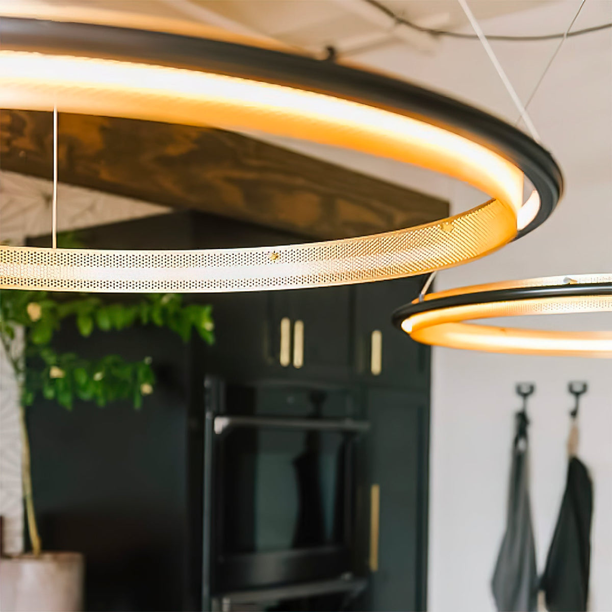 aura-acrylic-led-chandelier