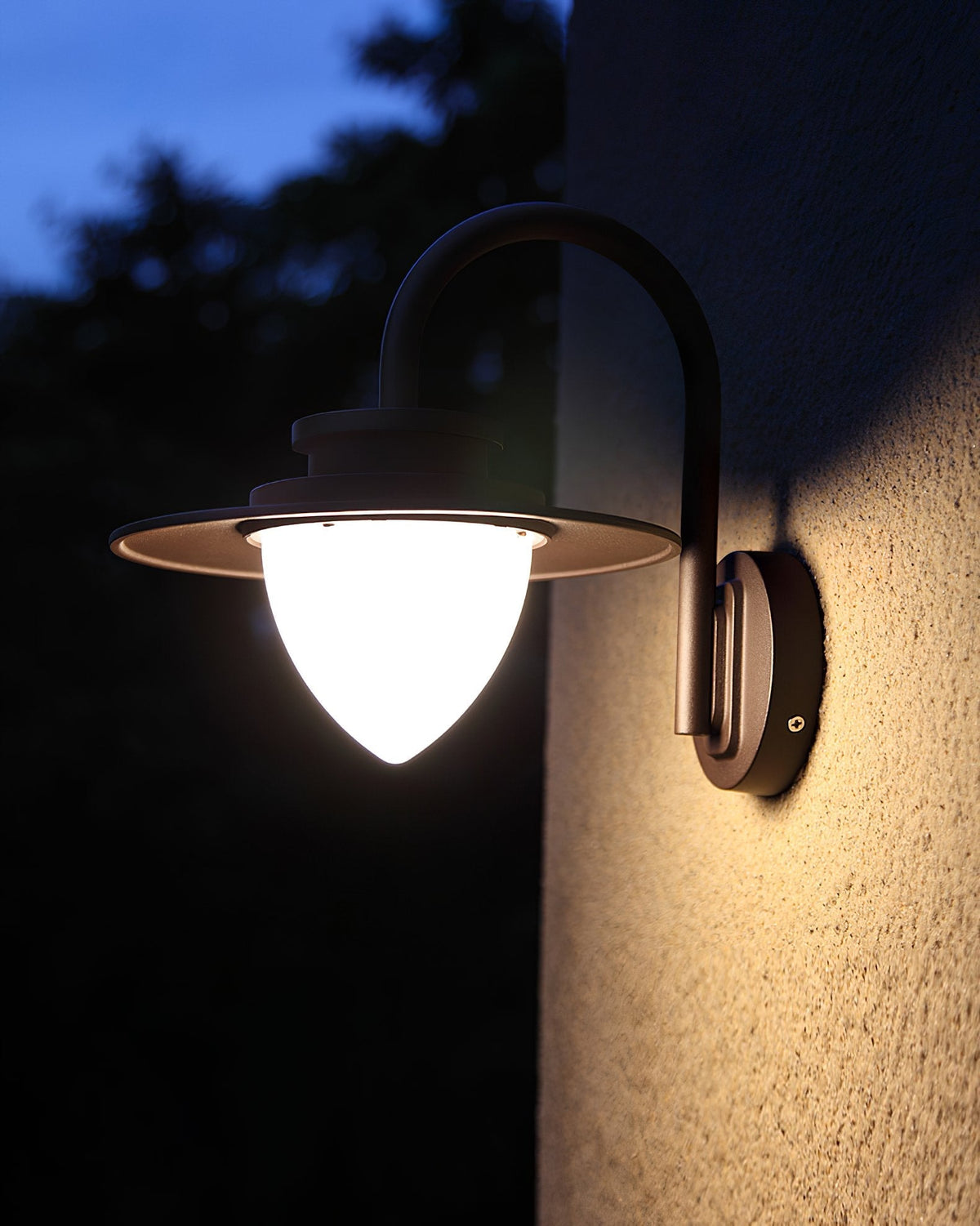 Pine Cone Outdoor Wall Light – IP65 Wet-Rated Iron Sconce for Patio, Porch & Entryway