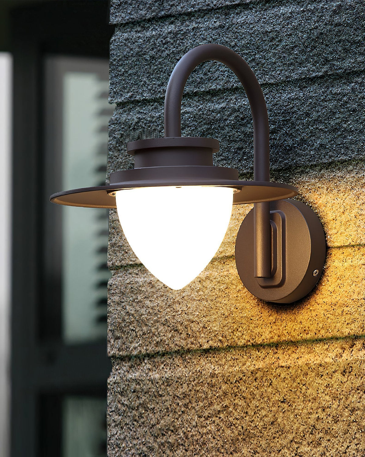 Pine Cone Outdoor Wall Light – IP65 Wet-Rated Iron Sconce for Patio, Porch & Entryway