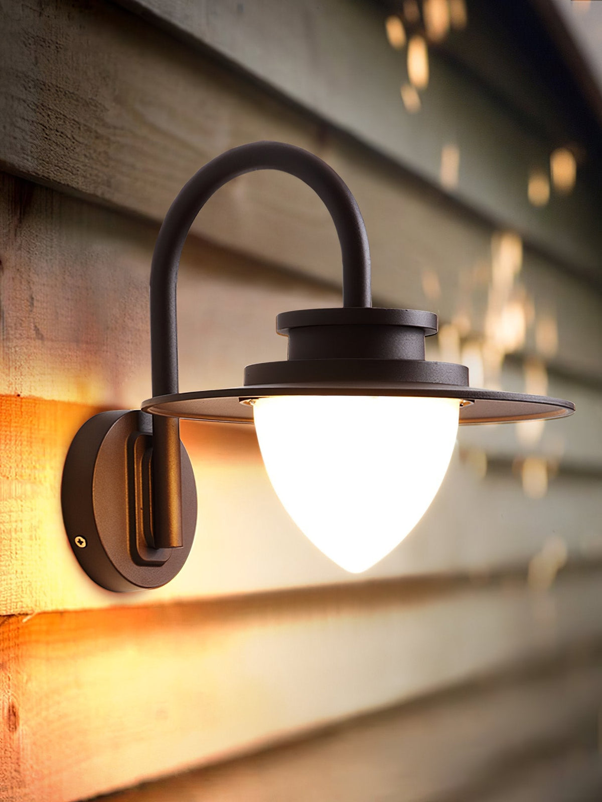 Pine Cone Outdoor Wall Light – IP65 Wet-Rated Iron Sconce for Patio, Porch & Entryway