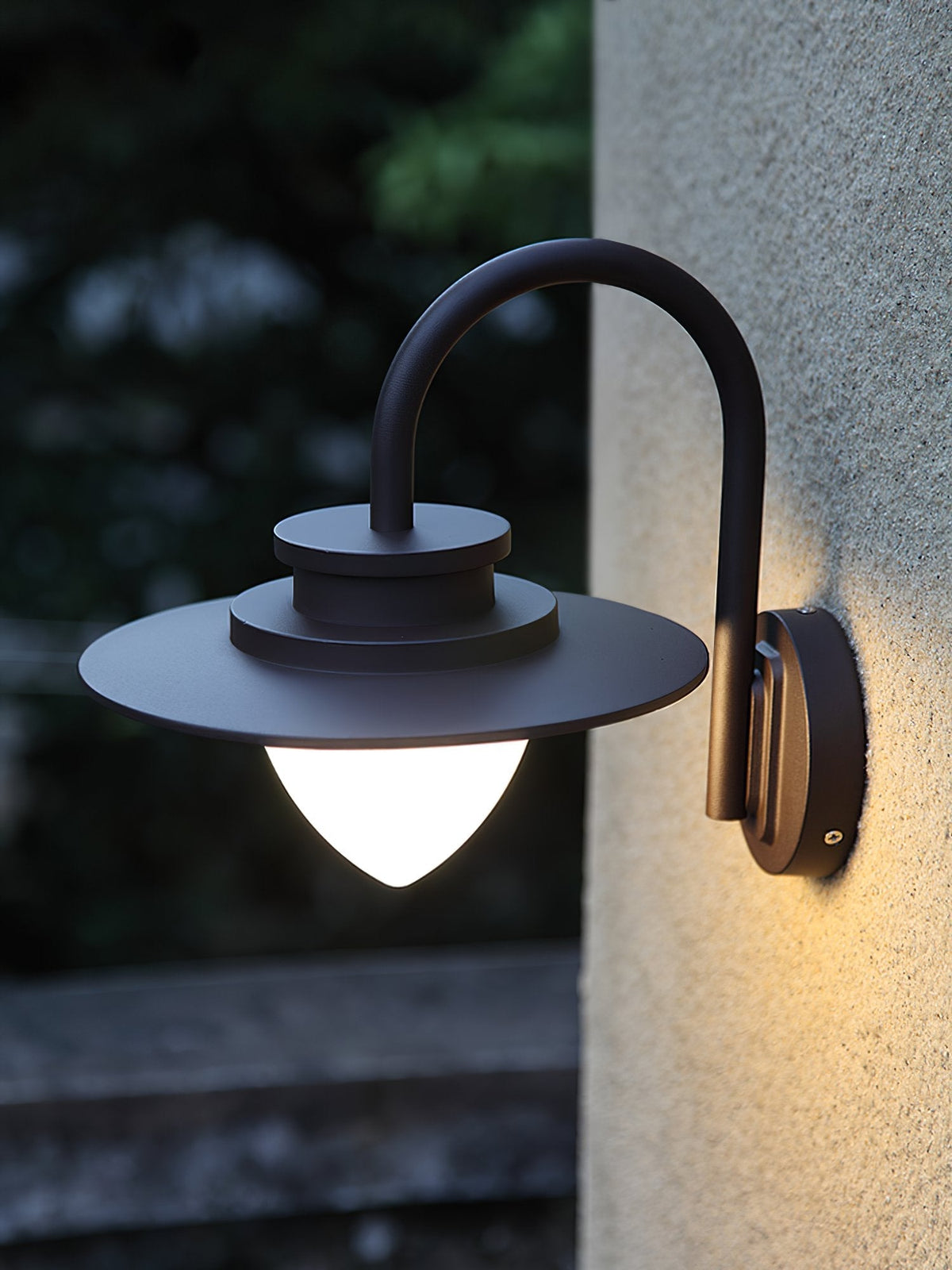 Pine Cone Outdoor Wall Light – IP65 Wet-Rated Iron Sconce for Patio, Porch & Entryway