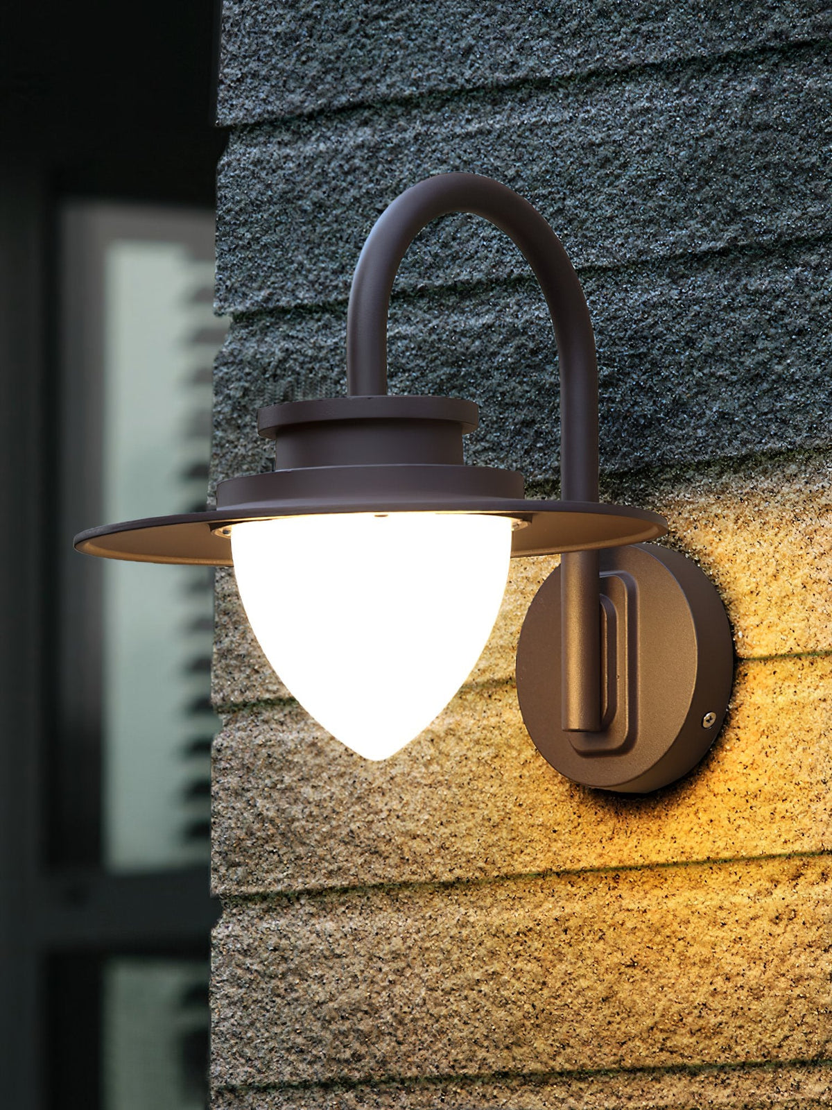 Pine Cone Outdoor Wall Light – IP65 Wet-Rated Iron Sconce for Patio, Porch & Entryway
