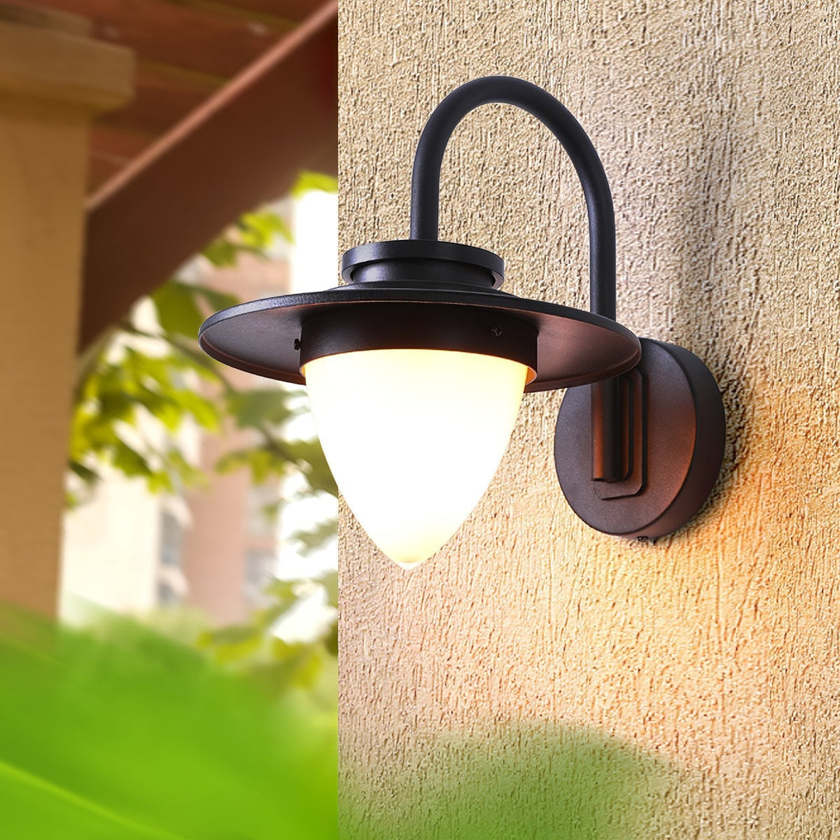 Pine Cone Outdoor Wall Light – IP65 Wet-Rated Iron Sconce for Patio, Porch & Entryway