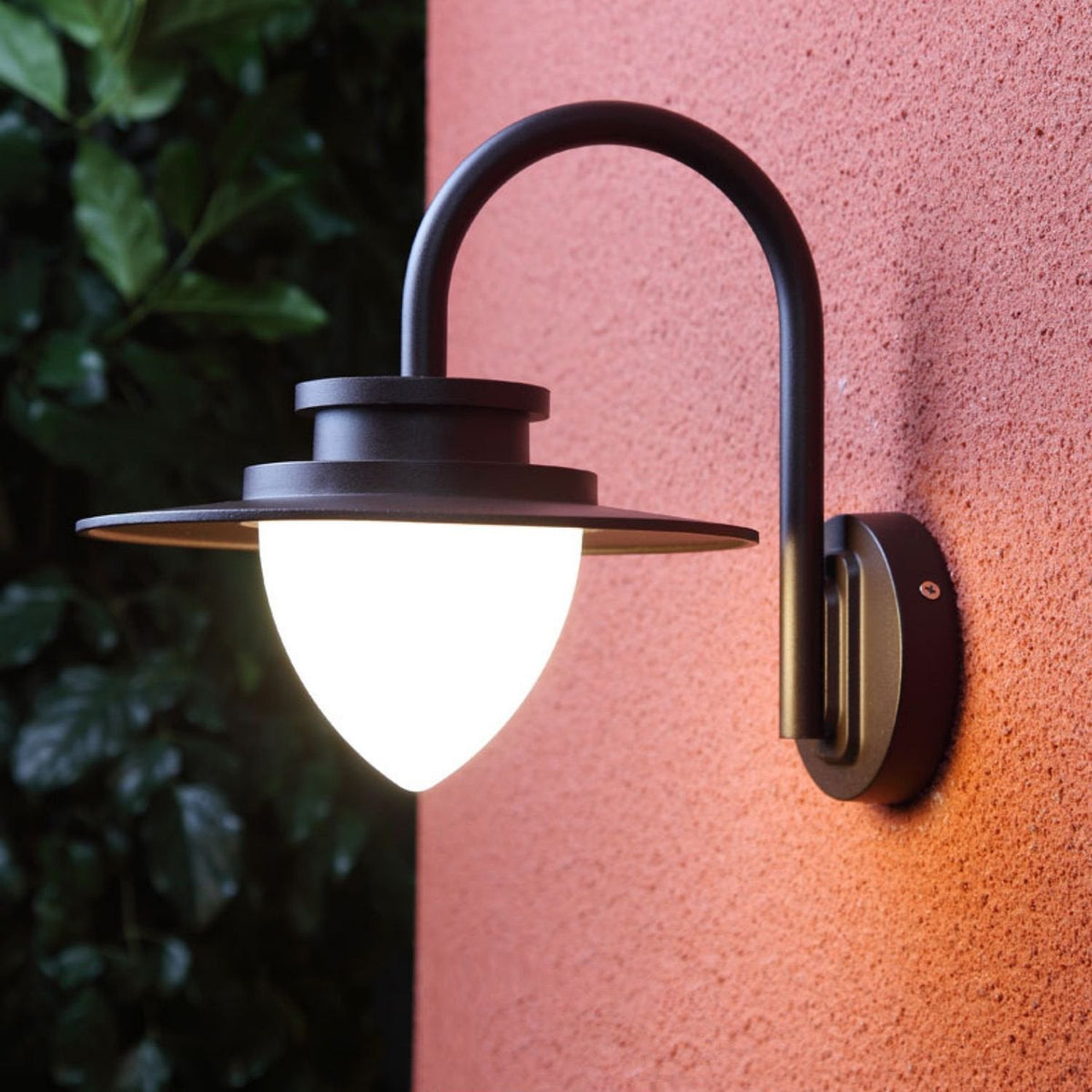 Pine Cone Outdoor Wall Light – IP65 Wet-Rated Iron Sconce for Patio, Porch & Entryway