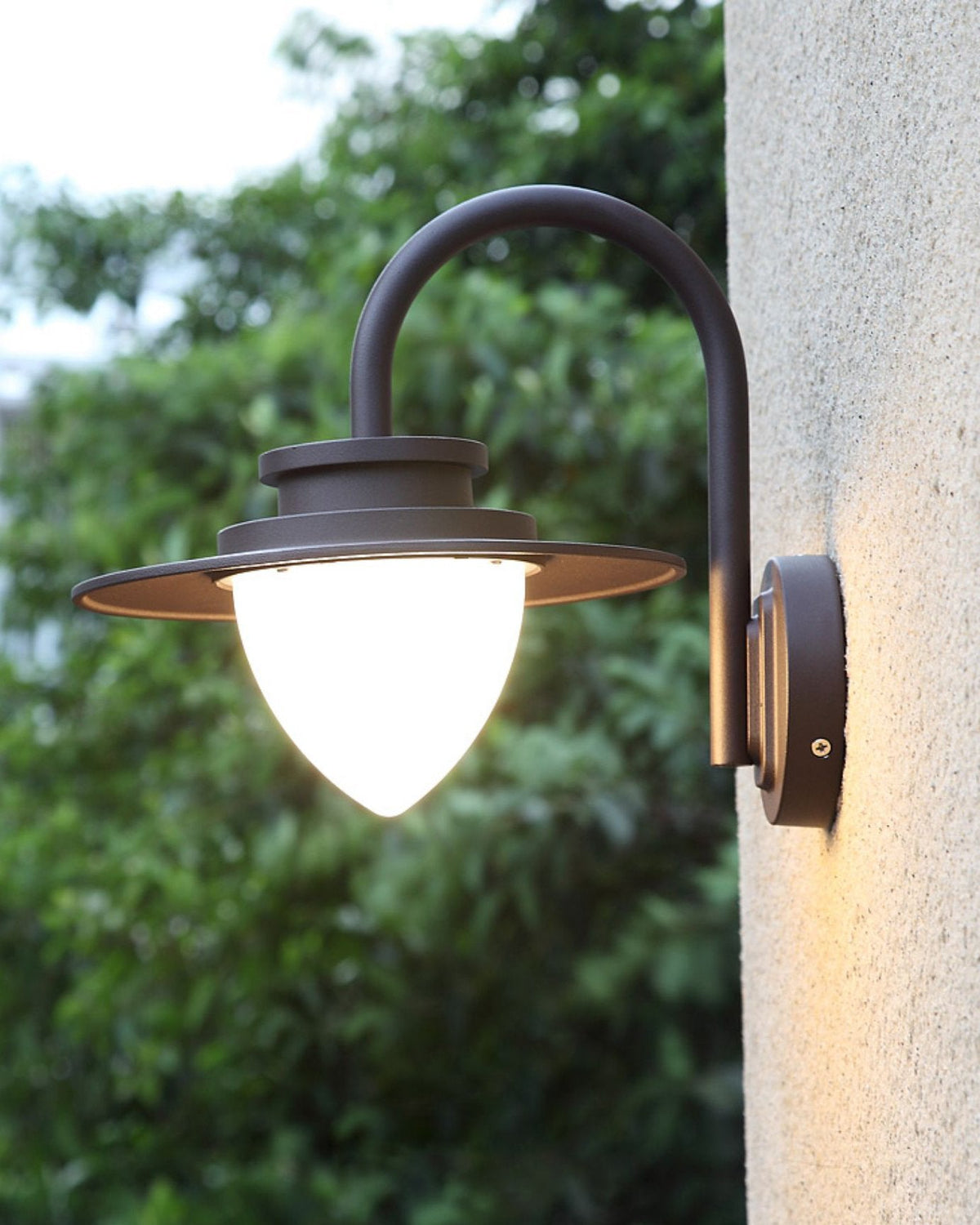Pine Cone Outdoor Wall Light – IP65 Wet-Rated Iron Sconce for Patio, Porch & Entryway