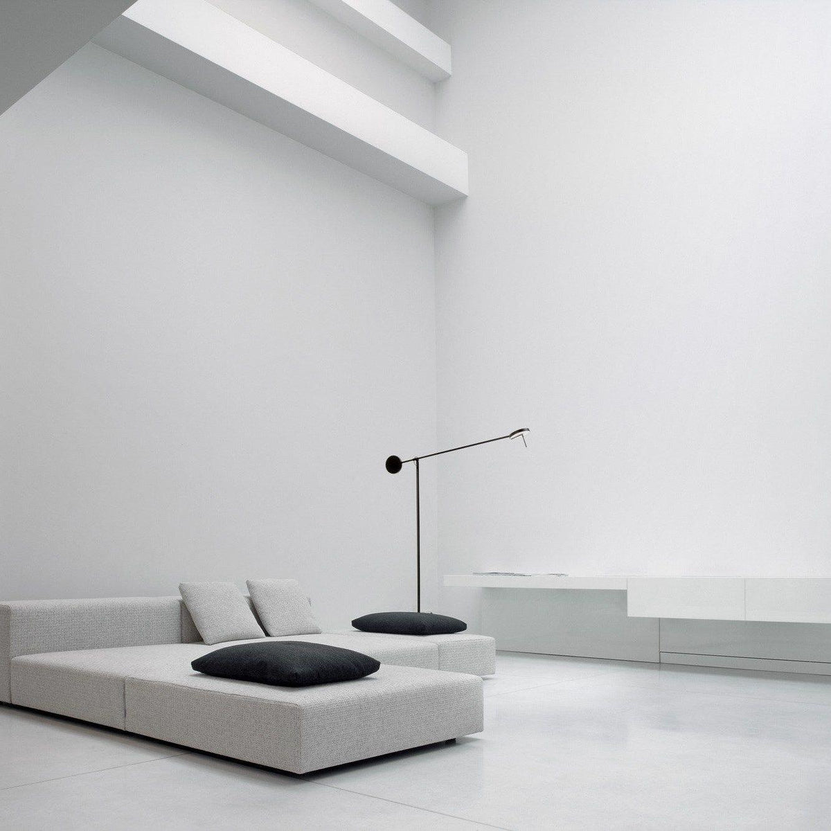 invisible-led-c4-floor-lamp