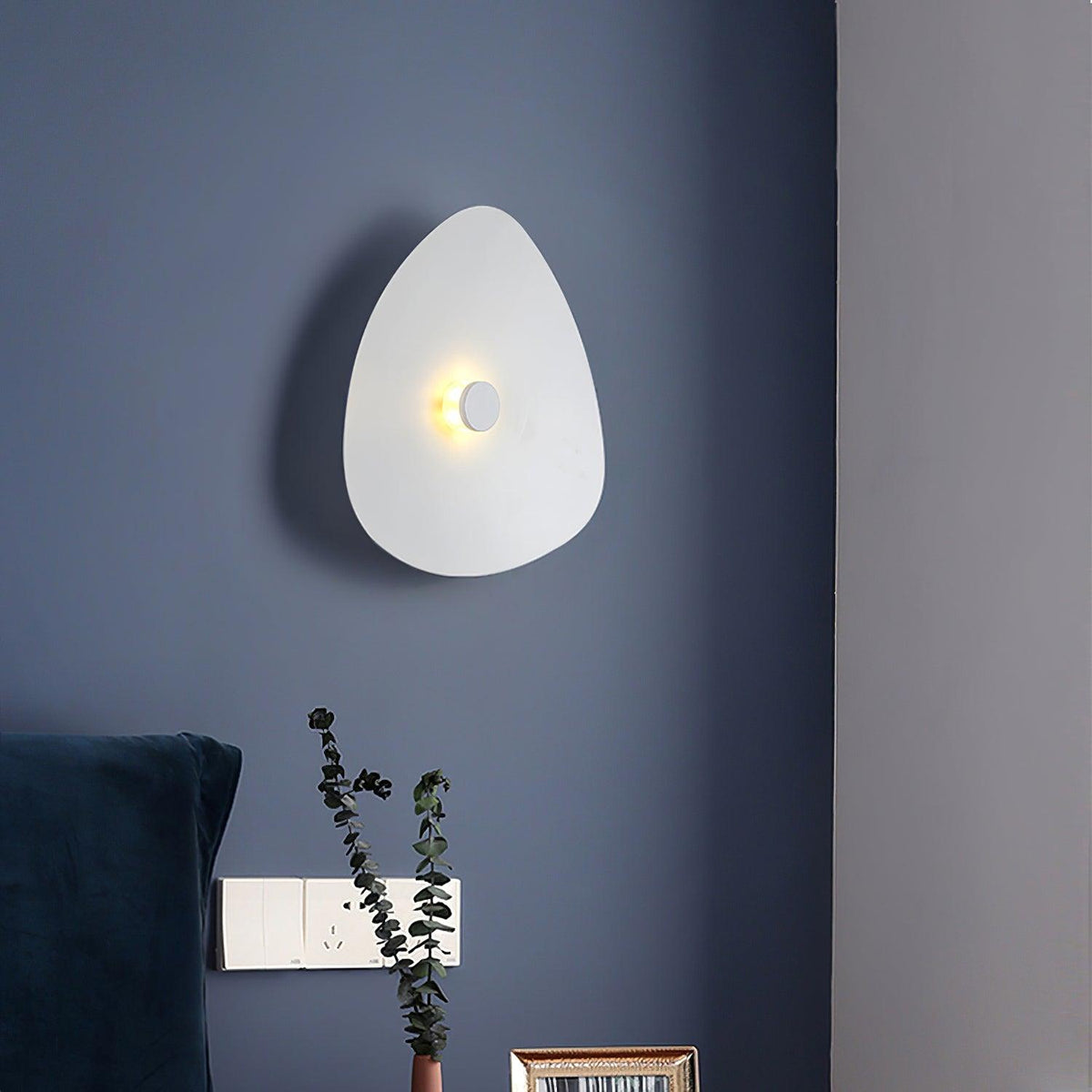 minimal-flaky-wall-light