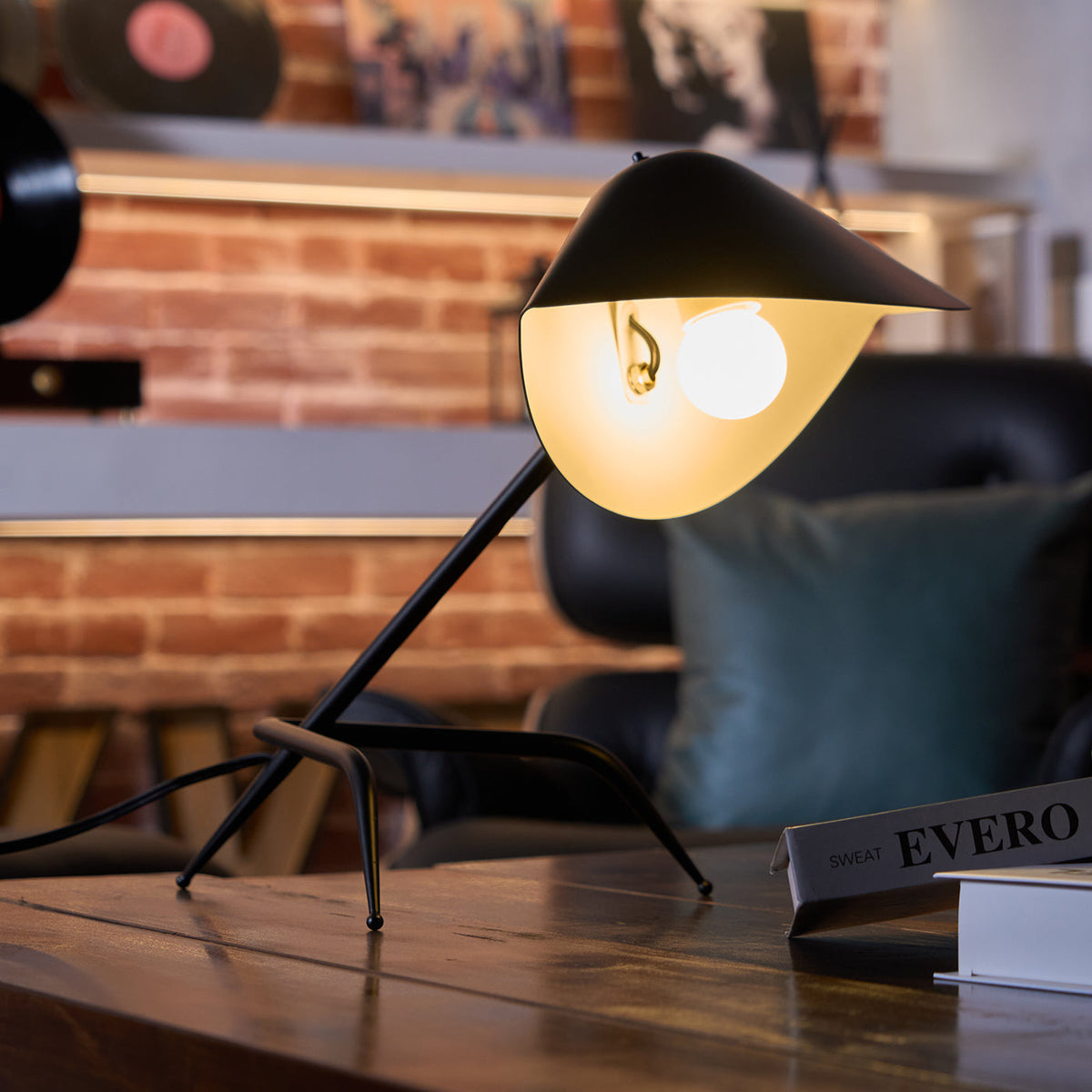 modern-tripod-table-lamp