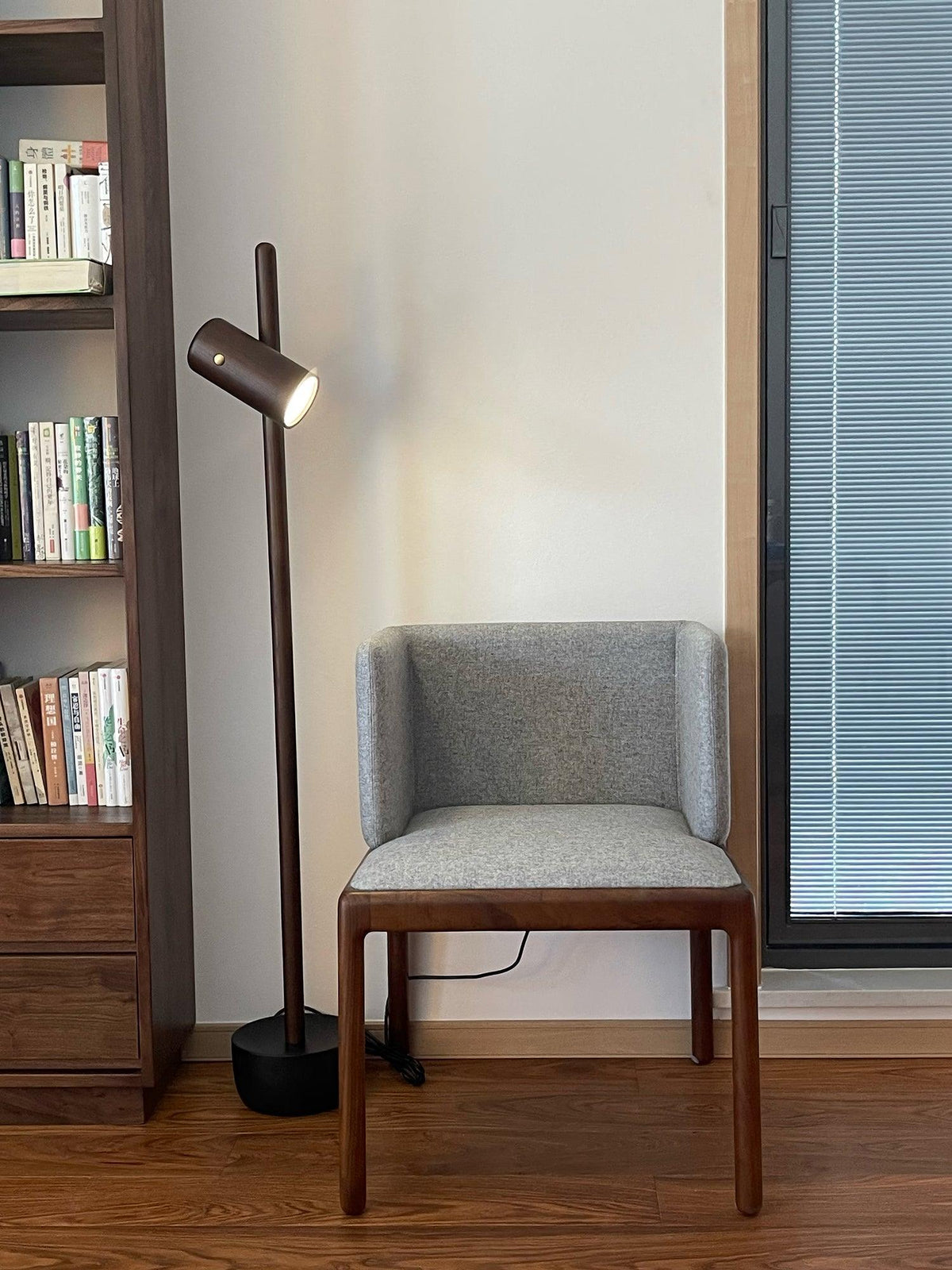 spotlight-wood-floor-lamp