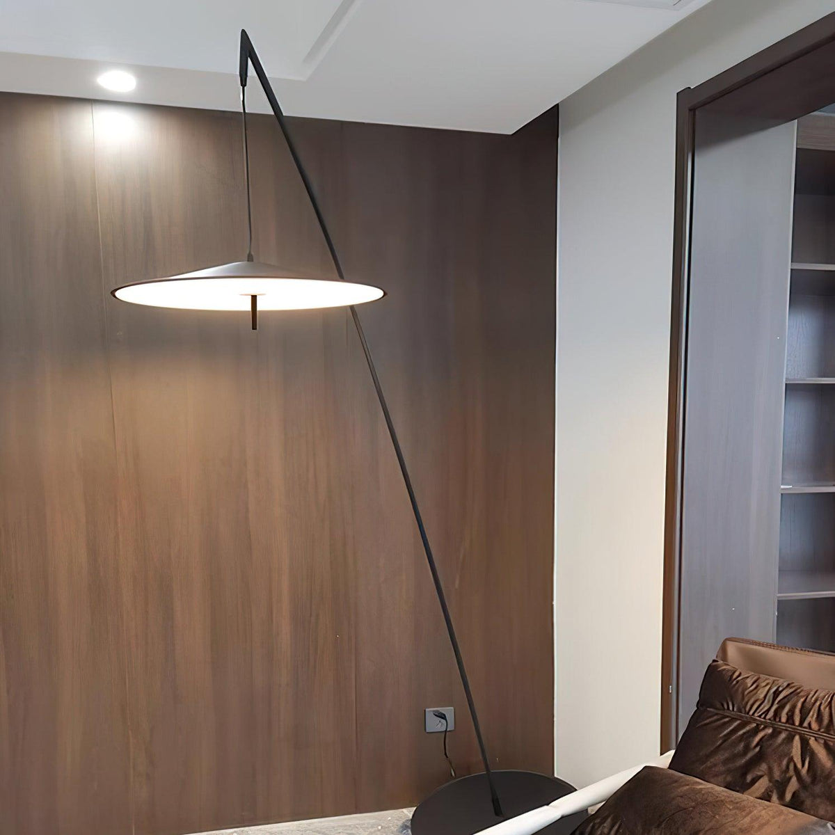steadfast-floor-lamp