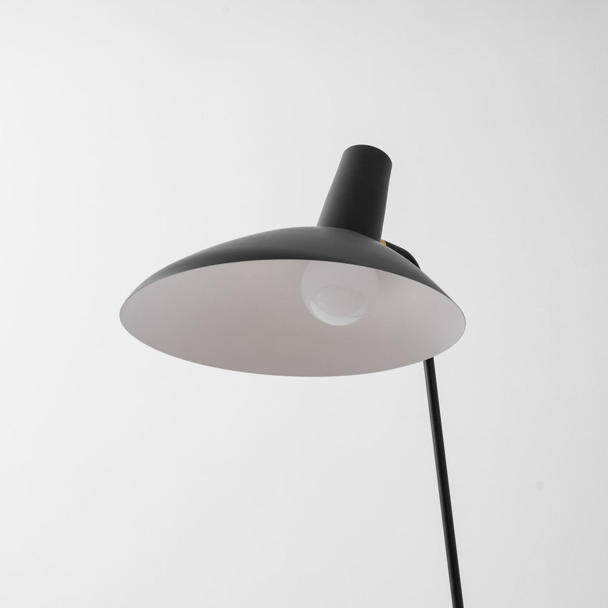 svelte-noir-floor-lamp