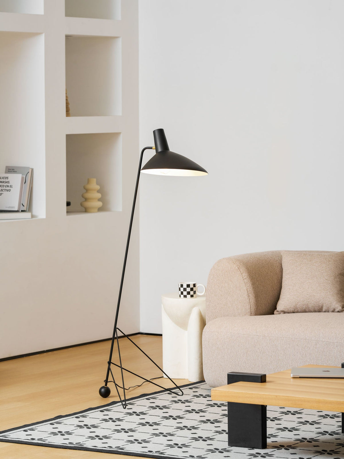 svelte-noir-floor-lamp