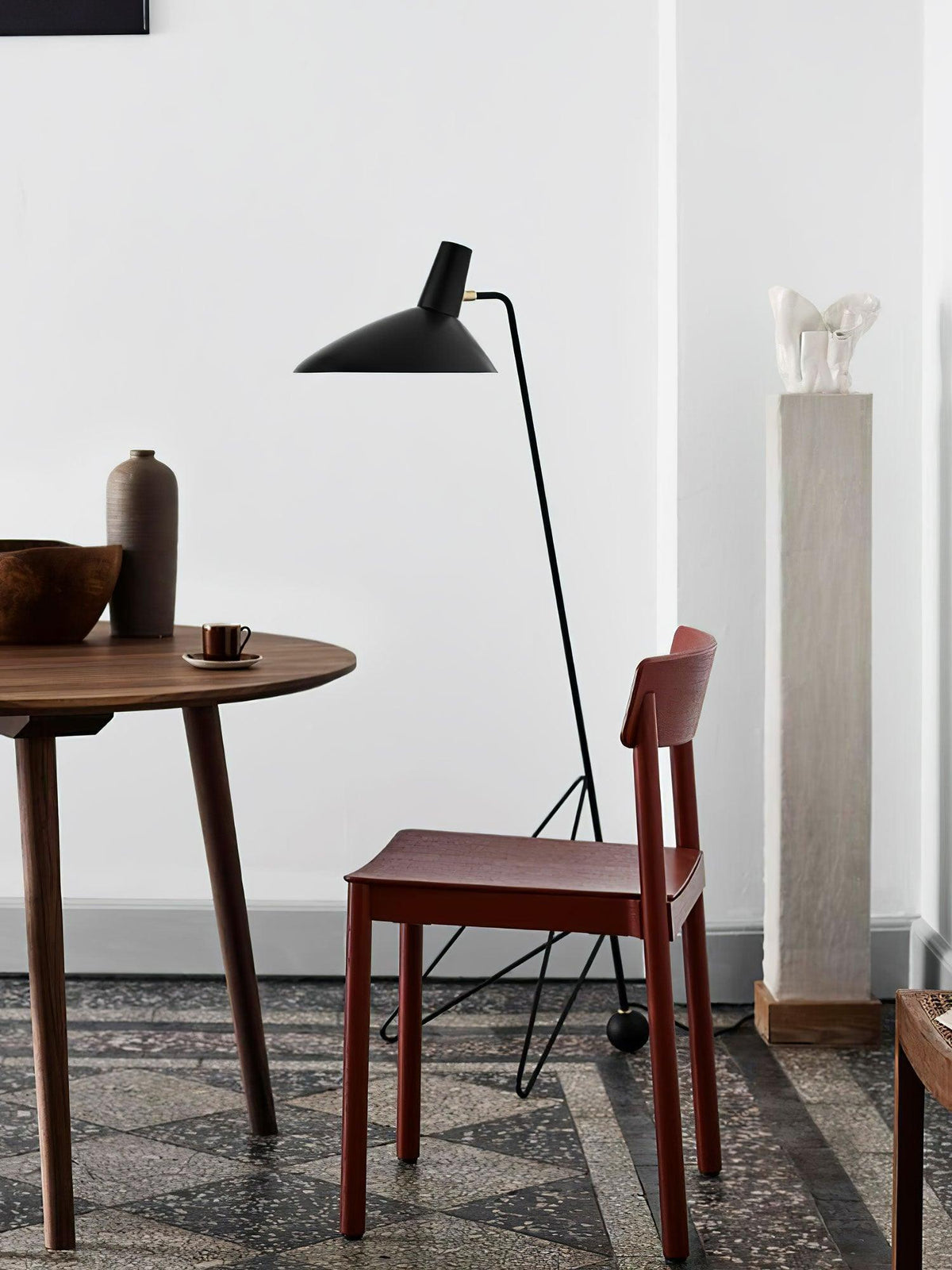 svelte-noir-floor-lamp