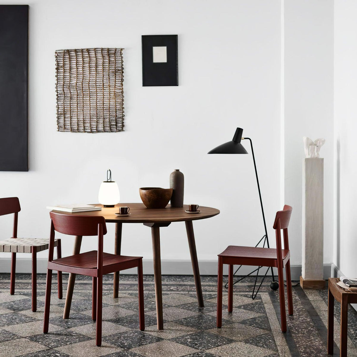 svelte-noir-floor-lamp