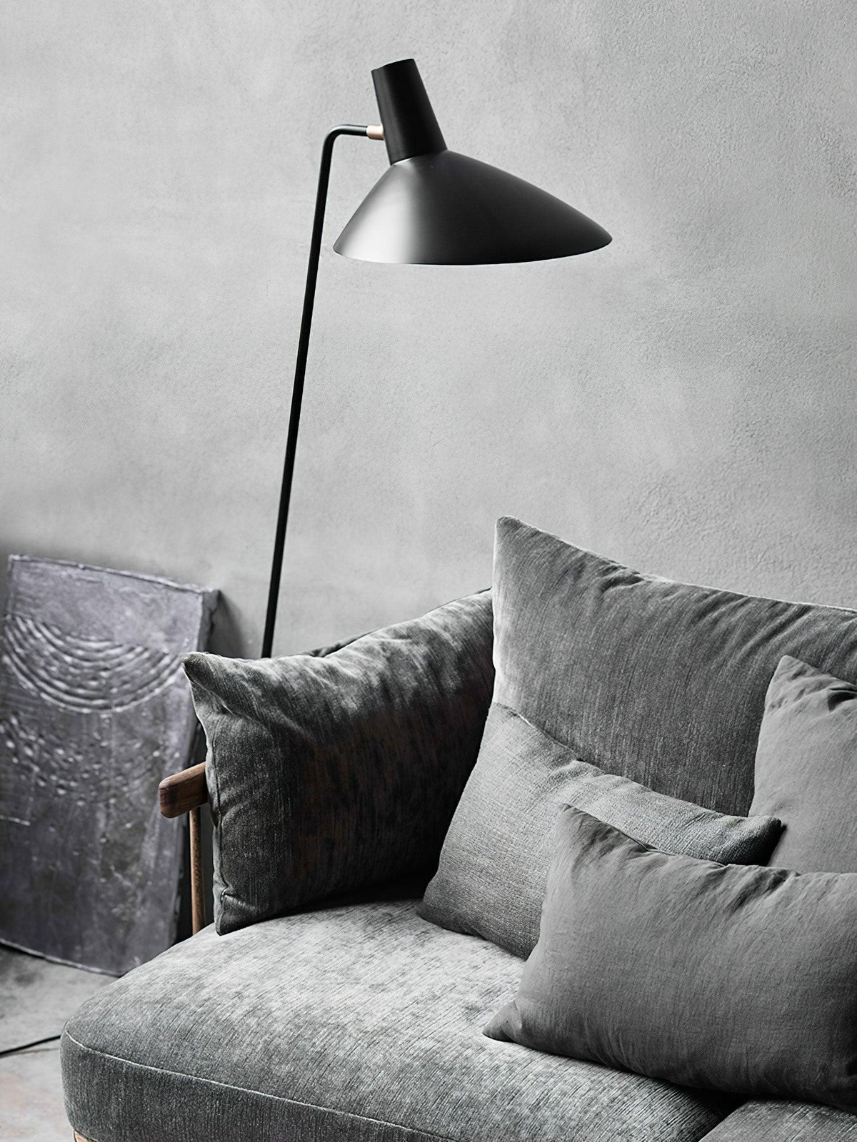 svelte-noir-floor-lamp
