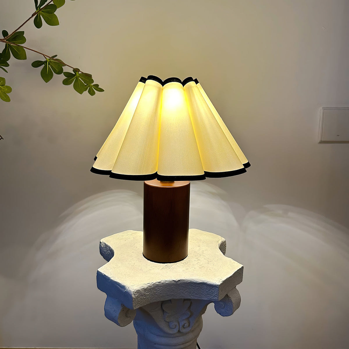 wooden-pillar-pleated-table-lamp